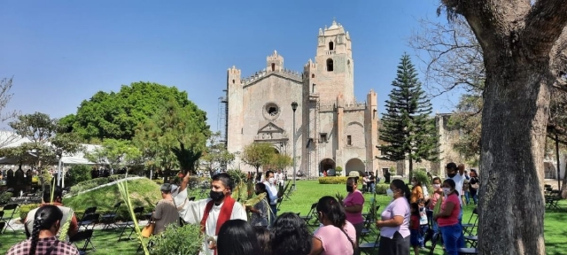 Las ceremonias religiosas se realizan con protocolos sanitarios. 