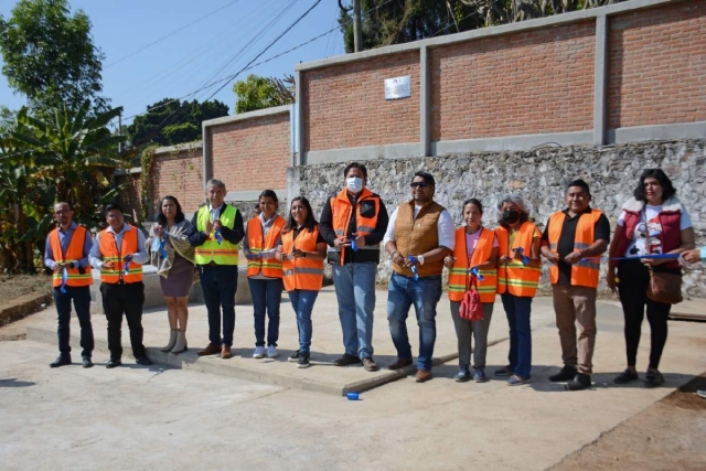 Entrega alcaldía cisterna en escuela secundaria de Santa María Ahuacatitlán