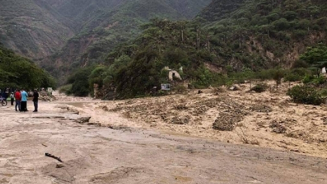 Desalojan a turistas tras desbordamiento de río en las &quot;Grutas de Tolantongo&quot;.