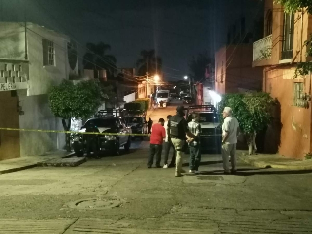 En la vivienda donde ocurrió el ataque había alrededor de veinte personas. Los cuerpos policiacos solo acordonaron la zona.