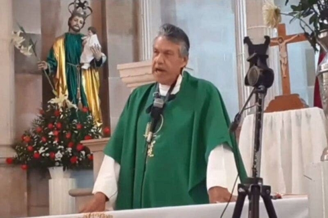 Sacerdote llama gorda a una mujer en plena misa.