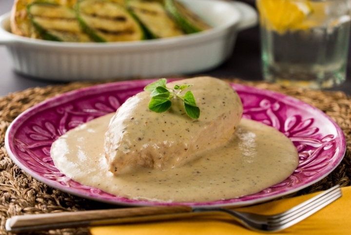 Pechuga de pollo con crema de mostaza, una opción deliciosa y rápida para la comida