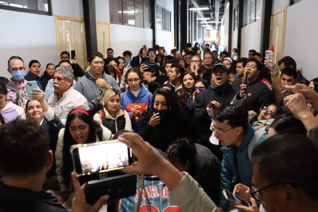 Estudiantes de la Facultad de Derecho se manifestaron en la sesión del Consejo Universitario. 