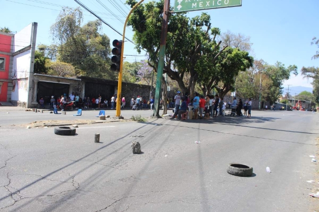 Los inconformes colocaron piedras en el crucero de El Vergel para impedir el tránsito vehicular. 