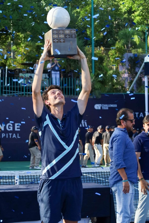 Marc-Andrea Huesler levantó el título de campeón.