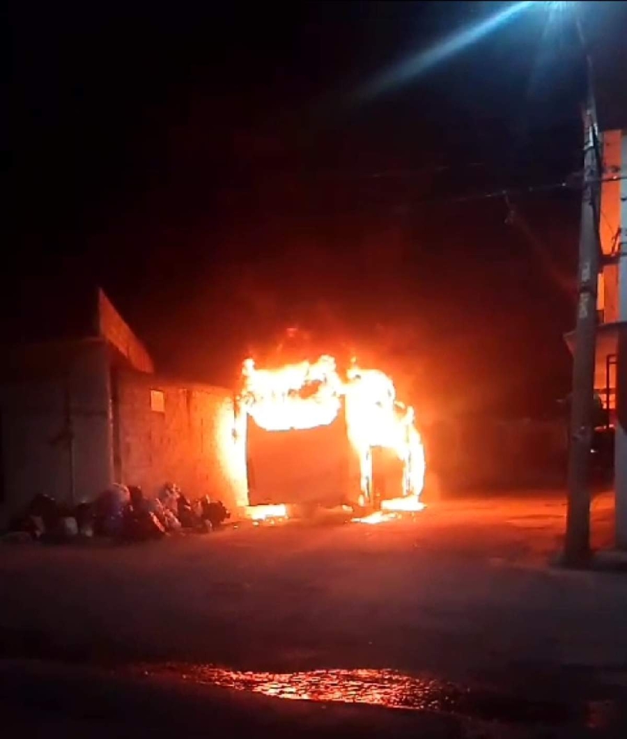 El vehículo fue destruido por el fuego.