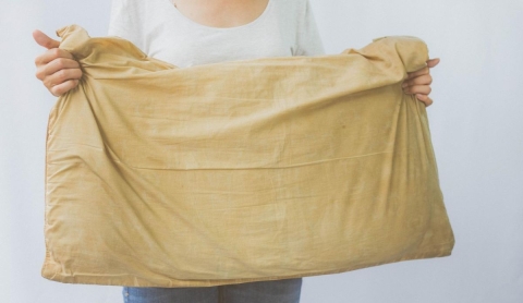 ¿Qué riesgos implican las manchas amarillas en las almohadas?