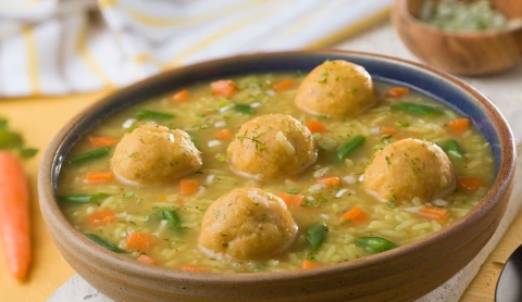 Sopa de albóndigas de pavo, ligera y perfecta para cuidar tu alimentación