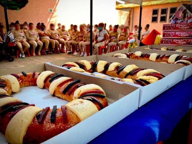Parten &#039;Rosca de Reyes&#039; mujeres privadas de la libertad en compañía de sus hijos menores de edad