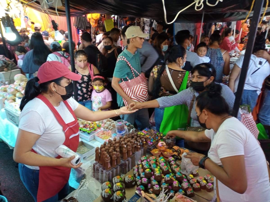 En espacios sin sana distancia la recomendación es mantener la mascarilla, coinciden empresarios.