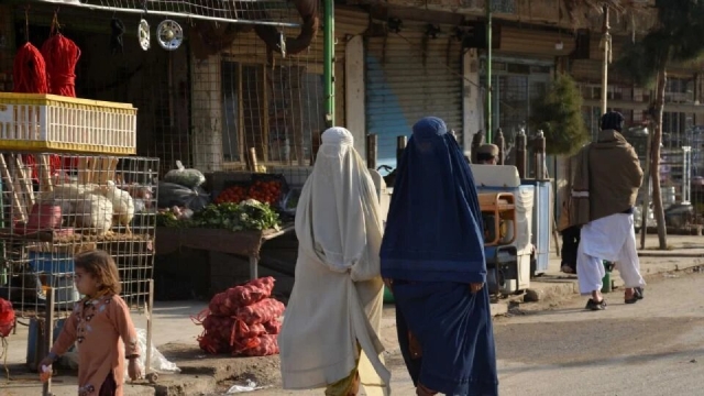 Talibanes prohíben la voz femenina en la radio del sur de Afganistán