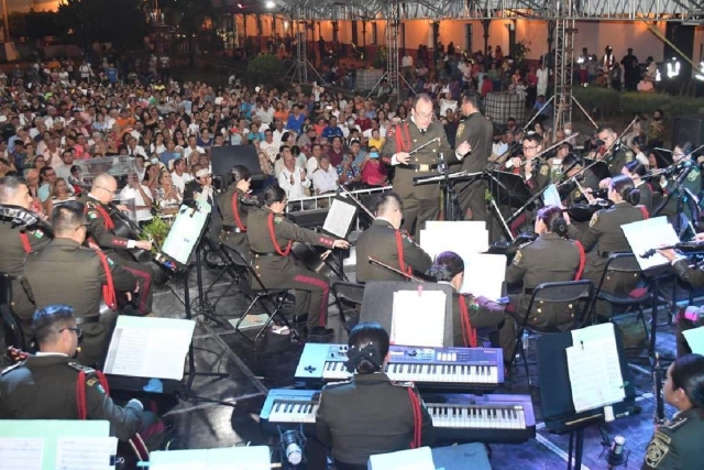 Cientos de personas disfrutaron de la presentación de la Orquesta Sinfónica.