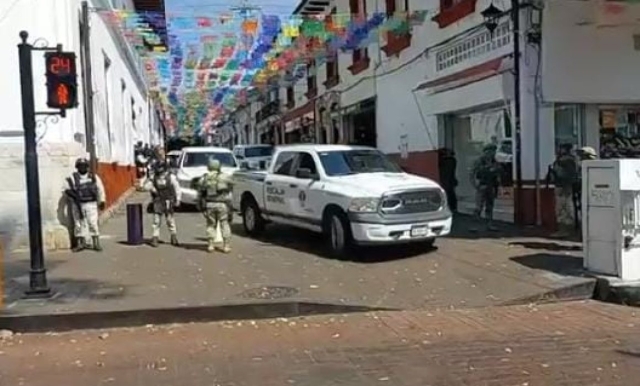 Detienen a siete escoltas de Carlos Manzo, investigados por abatir al agresor