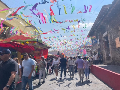 Con las comparsas iniciaron las actividades del carnaval 2026 de Tepoztl&aacute;n. 