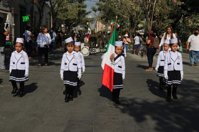 La escolta del jardín de niños engalanó el evento.