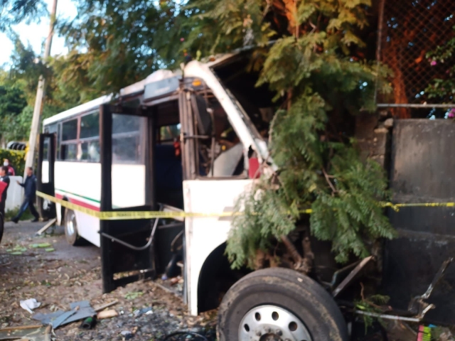 Se impacta camión al quedarse sin frenos; hay 23 heridos