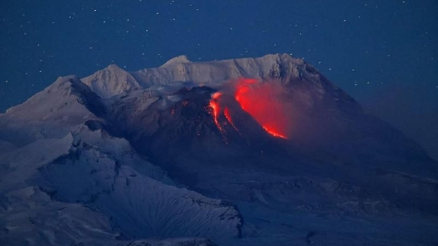Dos volcanes estallan en la península Kamchatka en Rusia