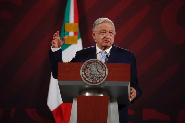 AMLO pide calma ante campaña en su contra