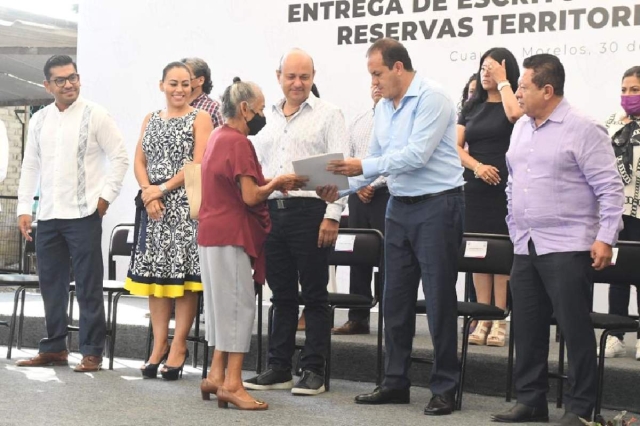 66 beneficiados recibieron su escritura.