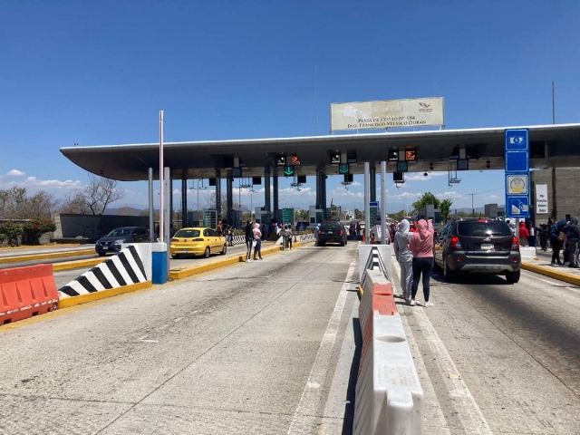 Las normalistas se mantuvieron alrededor de una hora en la caseta.