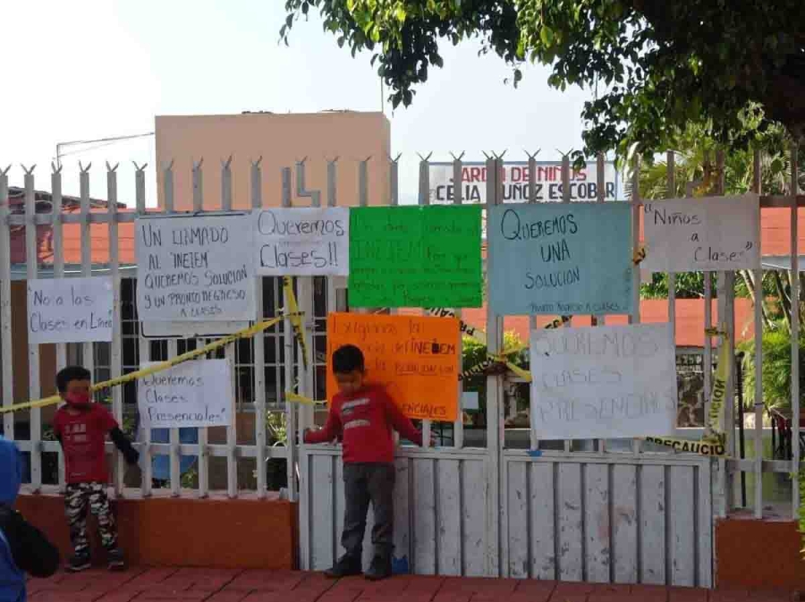 Los inconformes colocaron pancartas en impidieron el acceso al plantel.