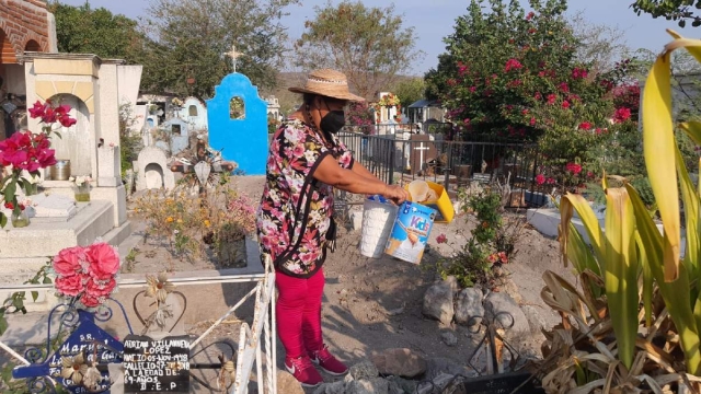 Comenzó la descacharrización en panteones de Zacatepec. La intención es que antes de que comiencen las lluvias se eliminen los criaderos potenciales del mosquito que transmite tres enfermedades. 