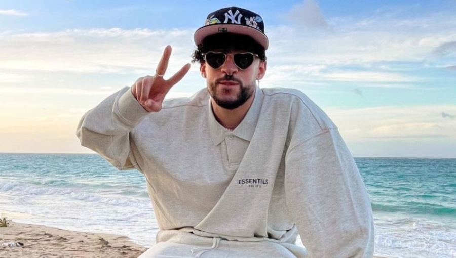 Bad Bunny advierte a fans que no se le acerquen si lo ven en la playa