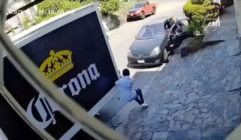 Trabajador intenta frenar camión con las manos y el video se hace viral