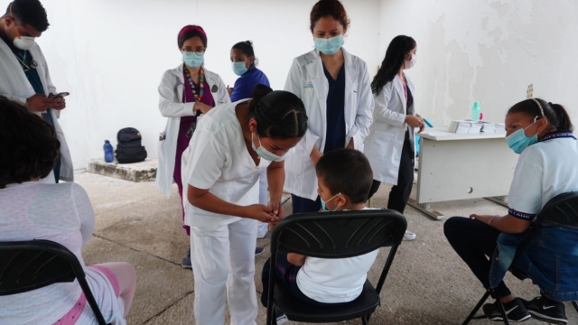 Aplican dosis de refuerzo de vacuna contra covid-19 a niñez de Jiutepec