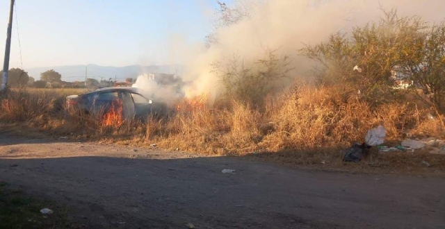 Un auto fue incendiado por varios delincuentes.