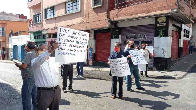 Los manifestantes lograron una cita con su dirigente.