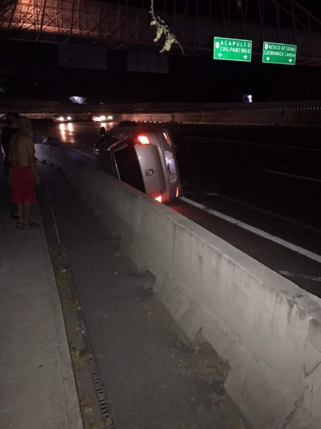 Sufrió golpes al volcar su auto en el Paso Exprés