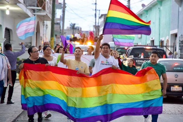 La comunidad LGBT de Tlaquilteanango, organizó la marcha del orgullo este sábado, que llevó como lema &quot;Respeto y visibilidad a nuestra identidad&quot;. 