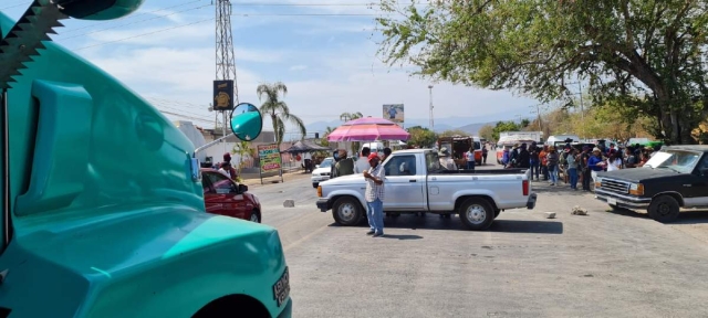 Los manifestantes atravesaron piedras y vehículos para impedir la circulación.