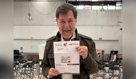 Fern&aacute;ndez Noro&ntilde;a recibe su tarjeta del Bienestar para adultos mayores