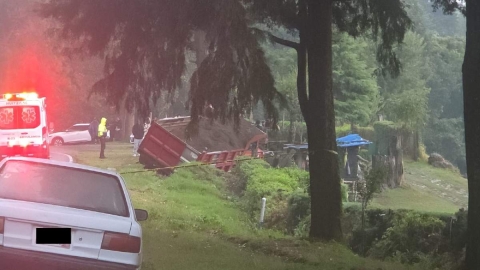 El camión terminó fuera de la carretera, con múltiples impactos de bala en el parabrisas y parte de la carrocería.
