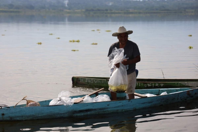  Pescadores de Coatetelco esperan repunte en ventas