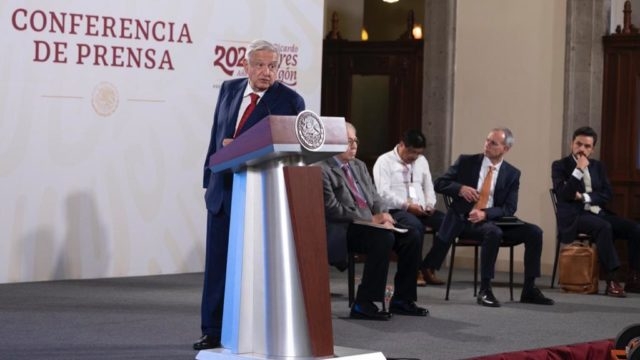 AMLO: ‘Les guste o no, seguiremos contratando a médicos especialistas cubanos’