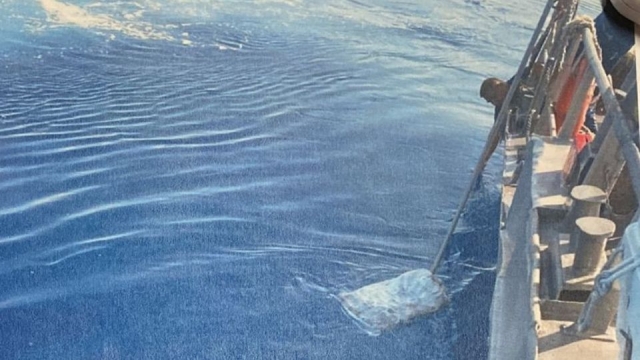 Semar asegura cargamento de cocaína que flotaba en playa de Lázaro Cárdenas