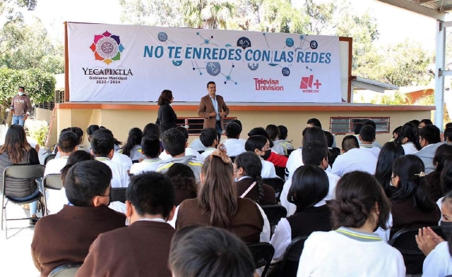 Mediante la conferencia los alumnos reciben información para evitar ser víctimas de delitos en las redes sociales.