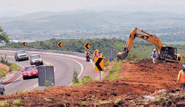 Celebran empresarios ampliación de autopista