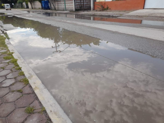   El desnivel que presentan las calles en el municipio propicia encharcamientos que pudieran convertirse en criaderos del mosco transmisor del dengue.