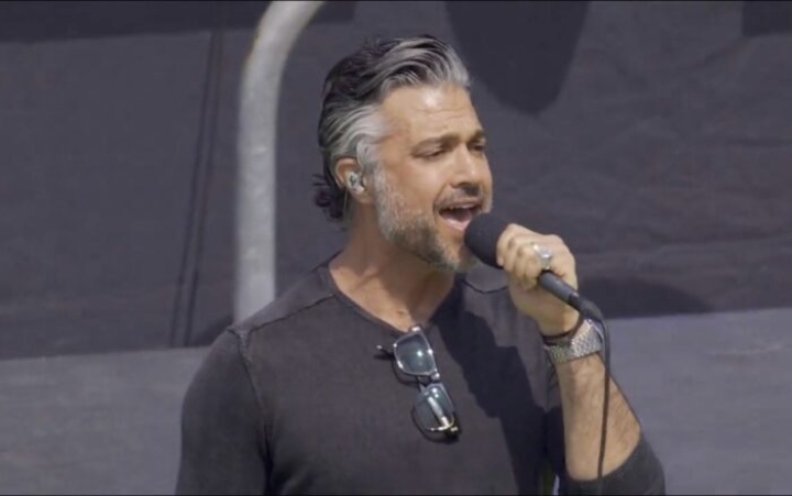 Jaime Camil se equivoca al cantar himno de EU y le llueven críticas