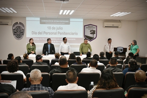 Reconocen autoridades penitenciarias a 52 custodias, custodios y personal administrativo por más de 30 años de servicio