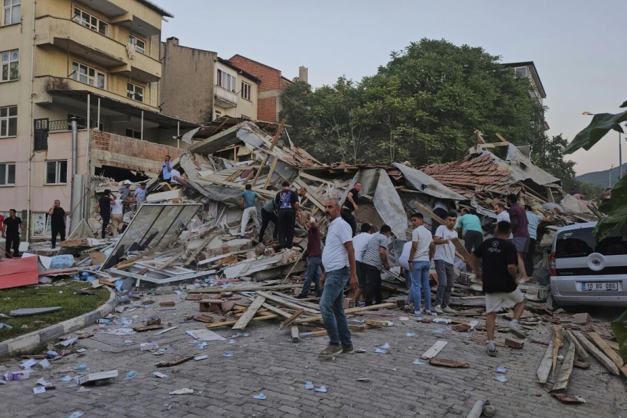 Al menos una persona muere y 10 edificios colapsan tras terremoto de 6.1 en Turquía
