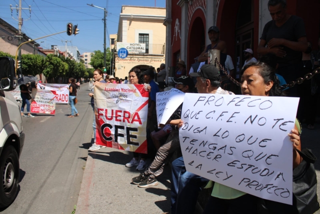 Marchan y se manifiestan integrantes de ANUEE ante Profeco