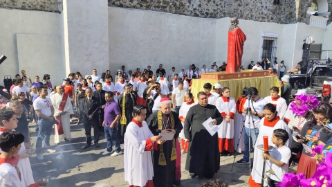 Encabeza obispo Ram&oacute;n Castro viacrucis en el centro de Cuernavaca, este Viernes Santo