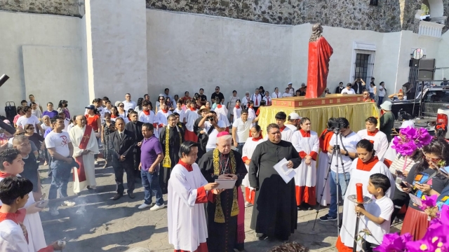 Encabeza obispo Ram&oacute;n Castro viacrucis en el centro de Cuernavaca, este Viernes Santo