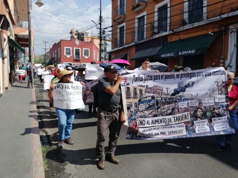 Adultos mayores concluyeron en el palacio de gobierno una marcha por calles del Centro de Cuernavaca contra el posible aumento a la tarifa m&iacute;nima del servicio de &ldquo;rutas&rdquo;.  