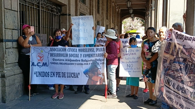 Marchan en contra del intento de aumento a tarifa del transporte